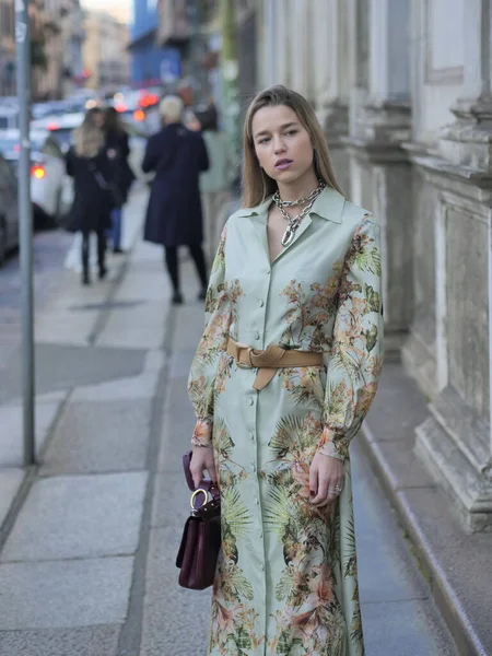 밀라노 Milano Fashion Week 여자가 겨울이 2022 알버타 Alberta Ferretti — 스톡 사진