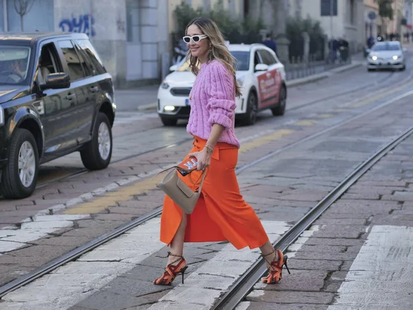 Milano moda haftası boyunca Alberta Ferretti moda defilesinden önce moda blogcusu sokak tarzı kıyafet 2022 kışı.