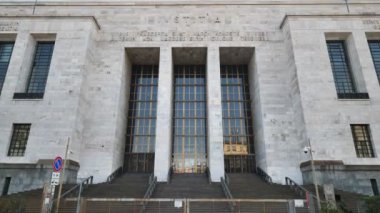 Adalet Sarayı (Palazzo di Giustizia) Marcello Piacentini tarafından tasarlanmıştır..