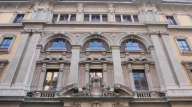 Palazzo Litta, şehrin sokaklarındaki güzel binanın dış cephesi. Tarihi ve mimari miras..