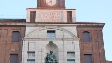 Milano Üniversitesi 'nin tarihi büyük saati..