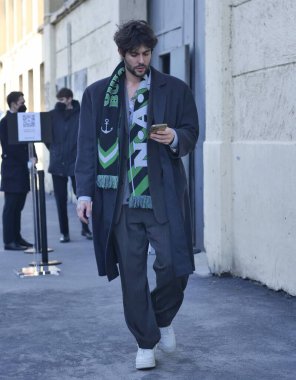  Milano moda haftasında Jordan Luca moda defilesinden önce moda blogcusu sokak tarzı kıyafet koleksiyonu 2022 / 2023