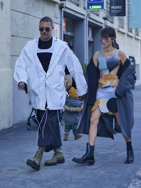 Módní Bloggerů Pouliční Styl Oblečení Před Jordan Luca Módní Přehlídka — Stock fotografie