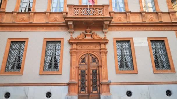 イタリアのロンバルディア州ミラノにあるアレッサンドロ マンゾーニの歴史的な家と広場 — ストック動画