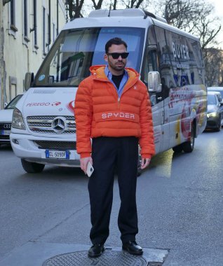  Milano moda haftasında Örümcek defilesinden önce moda blogcusu sokak tarzı kıyafet koleksiyonu 2022