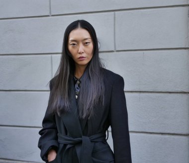  Milano moda haftasında Örümcek defilesinden önce moda blogcusu sokak tarzı kıyafet koleksiyonu 2022