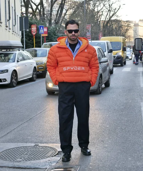 Модный Блогер Надел Уличный Наряд Перед Показом Человека Паука Неделе — стоковое фото