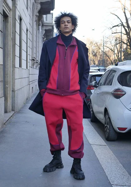 在2022年米兰时装周时装秀之前的时尚博主街道风格服装 — 图库照片