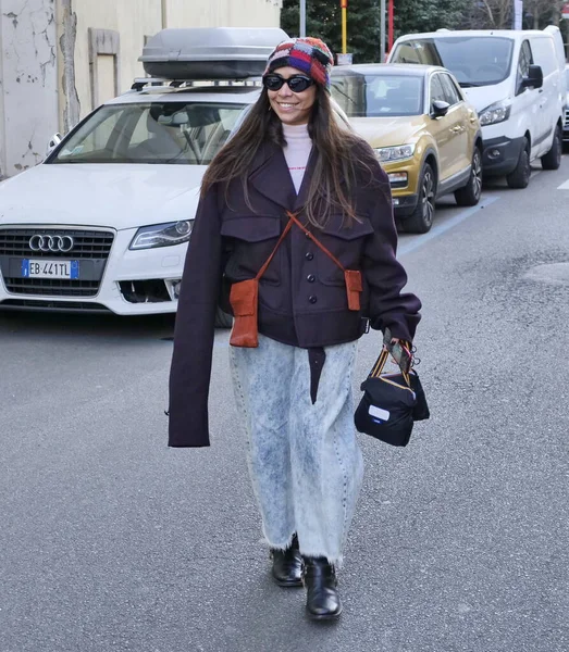 在2022年米兰时装周时装秀之前的时尚博主街道风格服装 — 图库照片