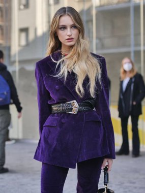 Beatrice Vendramin, Milan Moda Haftasındaki Etro Moda Gösterisinden sonra poz veriyor..