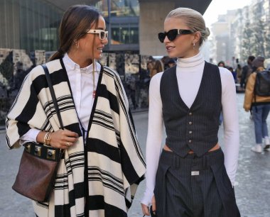 Caroline Daur ve Tamara Kalinic, Milan Moda Haftası 'ndaki Etro Moda Gösterisinden sonra fotoğrafçılara poz veriyor..