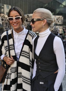 Caroline Daur ve Tamara Kalinic, Milan Moda Haftası 'ndaki Etro Moda Gösterisinden sonra fotoğrafçılara poz veriyor..