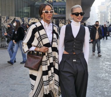 Caroline Daur ve Tamara Kalinic, Milan Moda Haftası 'ndaki Etro Moda Gösterisinden sonra fotoğrafçılara poz veriyor..