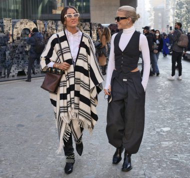 Caroline Daur ve Tamara Kalinic, Milan Moda Haftası 'ndaki Etro Moda Gösterisinden sonra fotoğrafçılara poz veriyor..