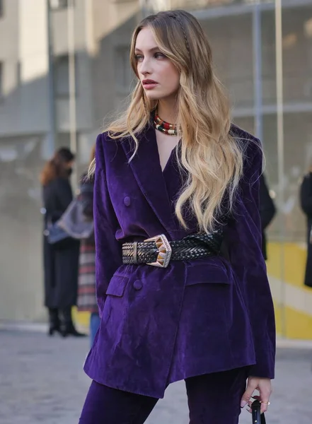 Beatrice Vendramin sokak tarzı kıyafet Milan Moda Haftası 'nda Etro Moda Şovu sırasında / Kış 2021 / 2022 koleksiyonları.