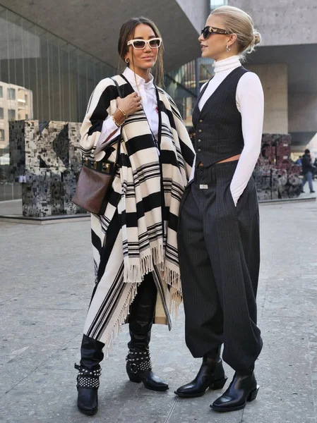 Caroline Daur Tamara Kalinic Posing Photographers Etro Fashion Show Milan — Stock Photo, Image