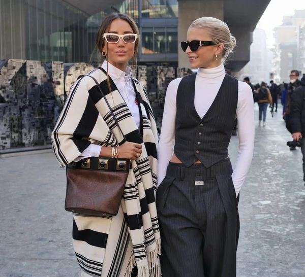 キャロライン ドアとタマラ カリニックがミラノ ファッションウィークでのエトロファッションショーの後に写真家のためにポーズ 冬2021 2022コレクション — ストック写真