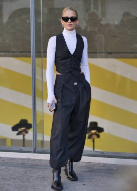 Caroline Daur, Milan Moda Haftası 'nda Etro Moda Gösterisinden sonra fotoğrafçılara poz veriyor..