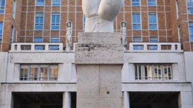 Maurizio Cattelan L.O.V.E. Milano 'daki Piazza degli Affari' de heykel. Heykel, Milan 'daki İtalyan borsasının gece yarısı sarayındaki koltuğunun önüne yerleştirildi.
