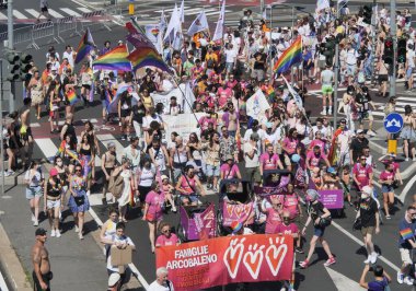   Milano Gururu, şehrin sokaklarında büyük bir gösteri ve huzurun kemerine varış.