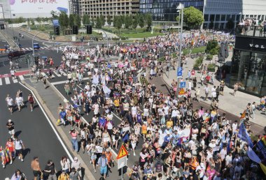   Milano Gururu, şehrin sokaklarında büyük bir gösteri ve huzurun kemerine varış.