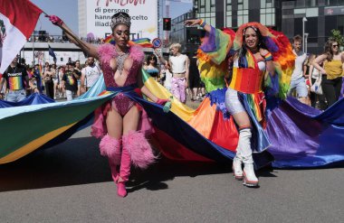   Milano Gururu, şehrin sokaklarında büyük bir gösteri ve huzurun kemerine varış.