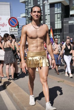   Milano Gururu, şehrin sokaklarında büyük bir gösteri ve huzurun kemerine varış.