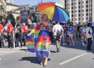   Milano Gururu, şehrin sokaklarında büyük bir gösteri ve huzurun kemerine varış.