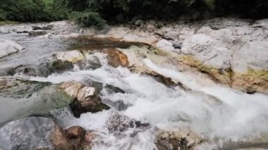 River Serio, Seriana Vadisi 'ndeki Gran Kanyonu' nu geçiyor.