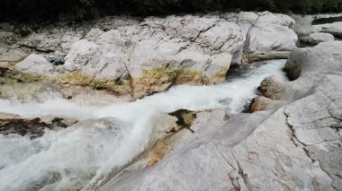 River Serio, Seriana Vadisi 'ndeki Gran Kanyonu' nu geçiyor.