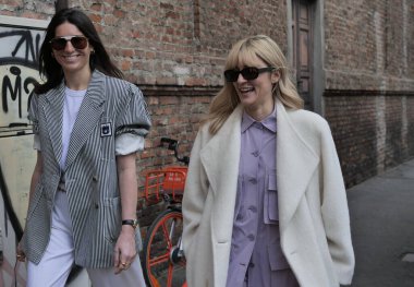  Milano moda haftasında Max Mara defilesinden sonra moda blogcuları sokak tarzı kıyafetler 