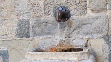 Porta dipinta caddesindeki tarihi çeşme, Yukarı Bergamo, İtalya