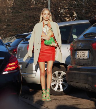 Moda blogcusu Leonie Hanne sokak tarzı kıyafet Milan moda haftasında Alberta Ferretti moda defilesinden önce / kış koleksiyonları