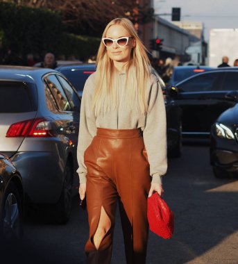 Milan moda haftası / kış koleksiyonları sırasındaki Alberta Ferretti defilesinden sonra moda blogcusu sokak tarzı kıyafet
