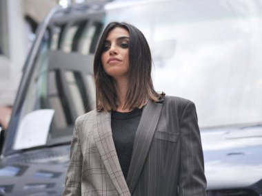 Moda blogcusu Nicole Mazzocato sokak tarzı kıyafet MFW sonbahar / kış koleksiyonları sırasındaki SImona Marziali moda şovundan önce