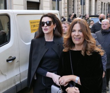 Anne Hathaway and Roberta Armani walking in the street before Armani fashion show during Milano fashion week fall/winter woman collections 2022