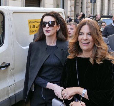 Anne Hathaway and Roberta Armani walking in the street before Armani fashion show during Milano fashion week fall/winter woman collections 2022