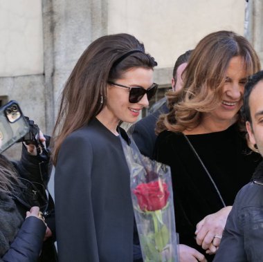 Anne Hathaway and Roberta Armani walking in the street before Armani fashion show during Milano fashion week fall/winter woman collections 2022