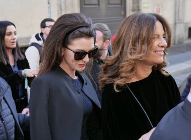 Anne Hathaway and Roberta Armani walking in the street before Armani fashion show during Milano fashion week fall/winter woman collections 2022