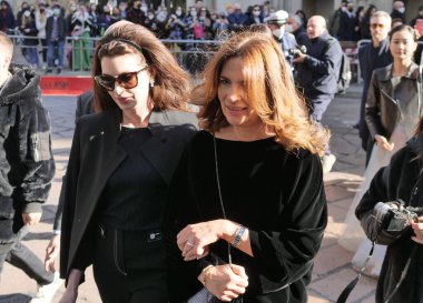 Anne Hathaway and Roberta Armani walking in the street before Armani fashion show during Milano fashion week fall/winter woman collections 2022
