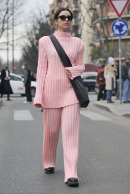  Milano Moda Haftası 'ndaki Emporio Armani defilesinden sonra moda blogcusu sokak tarzı kıyafet kadın güz / kış 2022