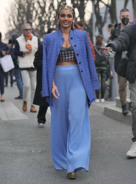  Milano Moda Haftası 'ndaki Emporio Armani defilesinden sonra moda blogcusu sokak tarzı kıyafet kadın güz / kış 2022