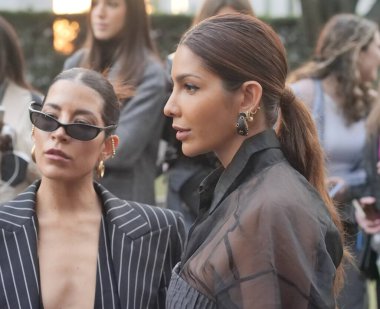  Milano Moda Haftası 'ndaki Emporio Armani defilesinden sonra moda blogcusu sokak tarzı kıyafet kadın güz / kış 2022