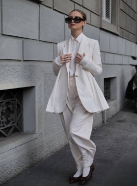 Beatrice Vendramin sokak tarzı kıyafet Salvatore Ferragamo defilesinden önce, Milano moda haftası sonbahar / kış adam koleksiyonları sırasında