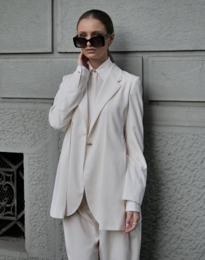 Beatrice Vendramin sokak tarzı kıyafet Salvatore Ferragamo defilesinden önce, Milano moda haftası sonbahar / kış adam koleksiyonları sırasında