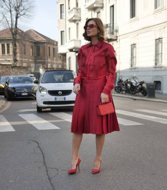 Salvatore Ferragamo defilesinden önce, Milano moda haftası sonbahar / kış adam koleksiyonları sırasında moda blogger sokak tarzı kıyafet.