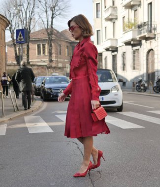 Salvatore Ferragamo defilesinden önce, Milano moda haftası sonbahar / kış adam koleksiyonları sırasında moda blogger sokak tarzı kıyafet.