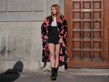 Salvatore Ferragamo defilesinden önce, Milano moda haftası sonbahar / kış adam koleksiyonları sırasında moda blogger sokak tarzı kıyafet.