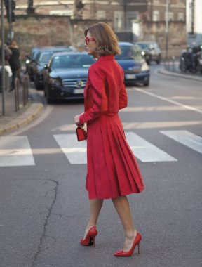 Salvatore Ferragamo defilesinden önce, Milano moda haftası sonbahar / kış adam koleksiyonları sırasında moda blogger sokak tarzı kıyafet.