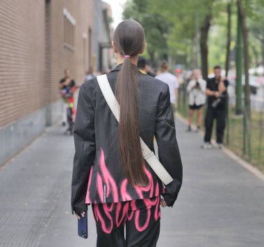  Milano moda haftası 2022 kadın koleksiyonu sırasında Fendi defilesinden önce moda blogcusu sokak tarzı kıyafet.